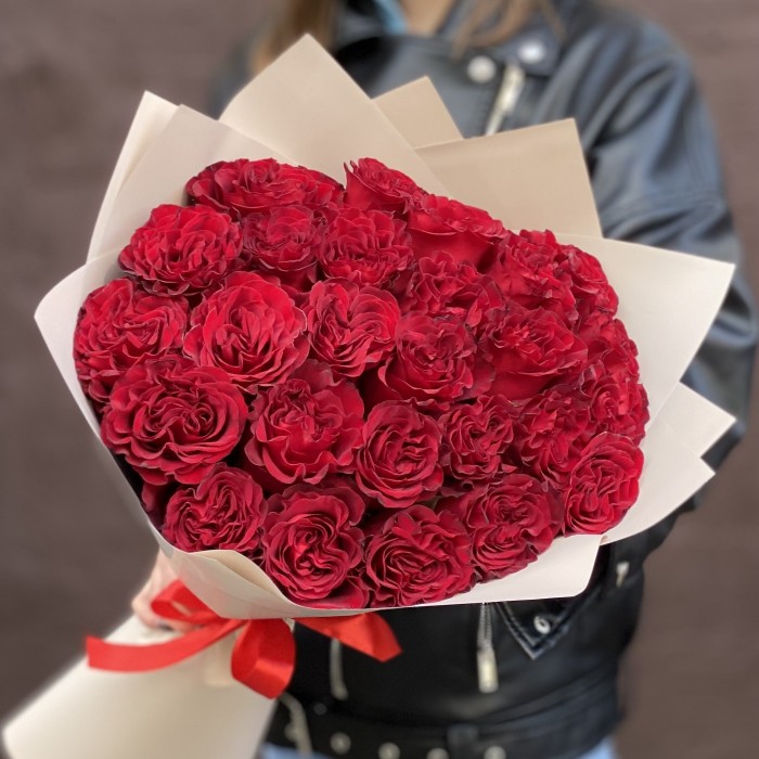 25 красных пионовидных роз Хартс